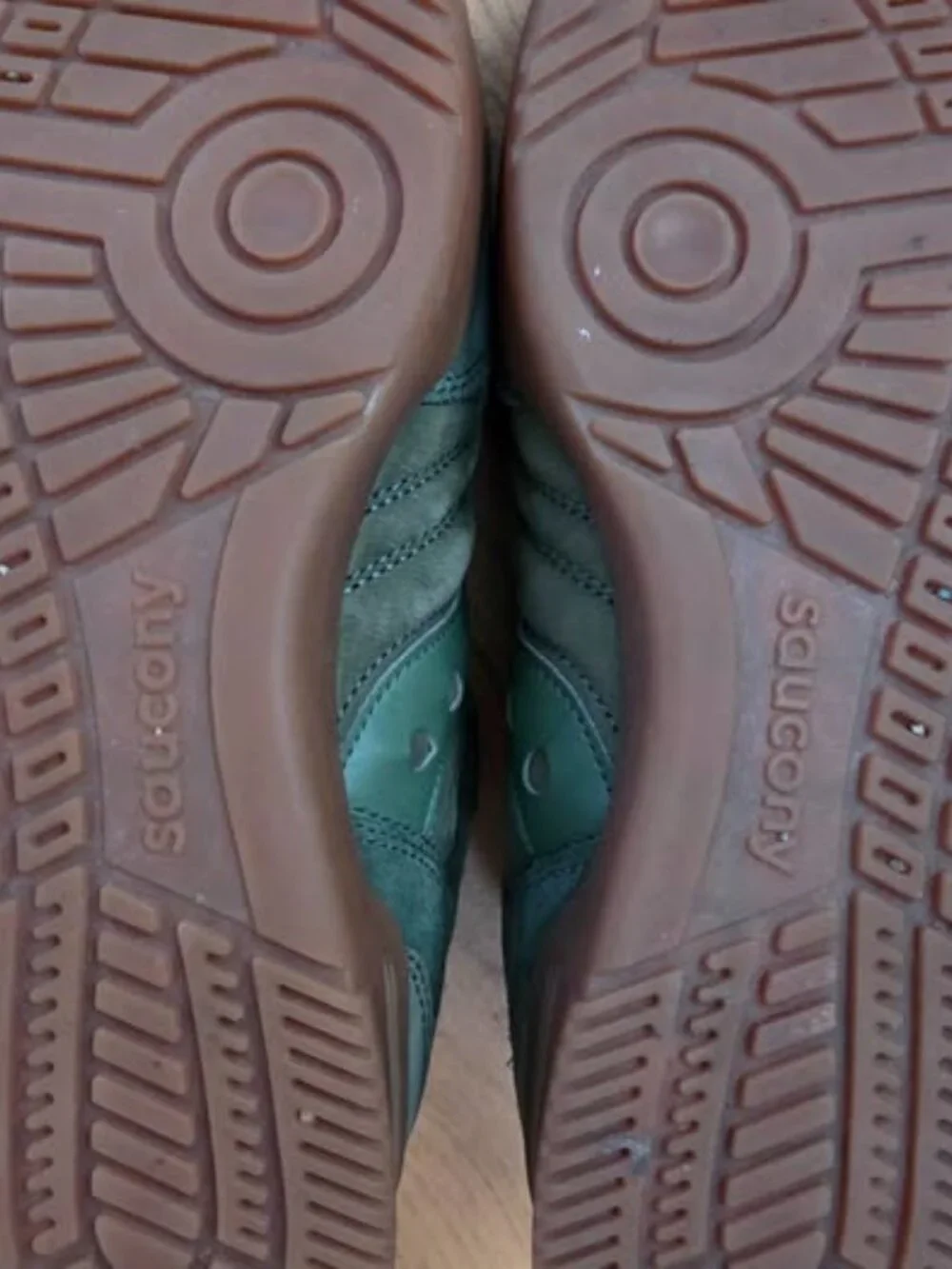 Saucony 586i Nubuck Sneakers–Cypress Green – Unisex Size 6 / Men's 6/Women's 7.5